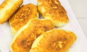 Жареные пирожки с картошкой сначала выложите на бумажные полотенца, чтобы избавиться от излишков масла.