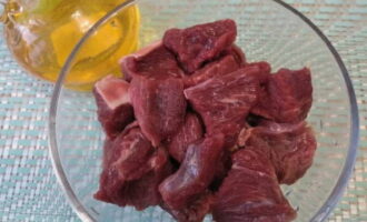 Гуляш из свинины с подливкой на сковороде готовится очень просто. Мясо зачищаем от пленок и прожилок, обдаем водой и разрезаем на пластины либо бруски.