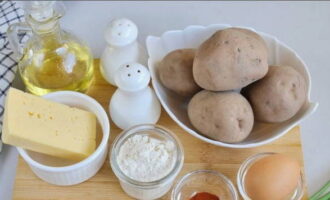 Классические картофельные драники на сковороде готовятся очень просто. Продукты, перечисленные в списке ингредиентов, выкладываем на рабочую поверхность.