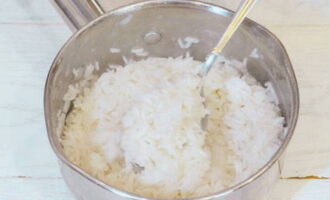 Классические тефтели из фарша с рисом на сковороде готовятся очень просто. Крупу промываем и высыпаем в сотейник, вливаем воду, которая покроет на пару сантиметров рис и доводим до кипения. Затем убавляем нагрев до минимума и накрываем крышкой, томим 4-5 минут и сливаем излишки жидкости, остужаем.