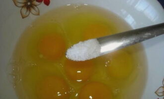 Классический омлет с молоком на сковороде готовится очень просто. Яйца разбиваем в чашу, удобную для смешивания и солим.