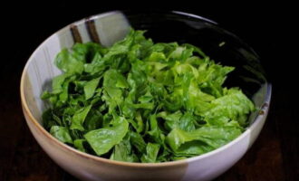 Как приготовить вкусный салат с креветками? Листья салата хорошенько промойте от песка проточной водой, просушите и выложите в миску.