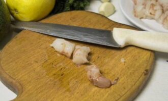 Как приготовить вкусный салат с креветками и авокадо? Креветки очищаем от панцирей и обязательно удаляем пищевод. Если ваши креветки крупные, разрезаем их на части.
