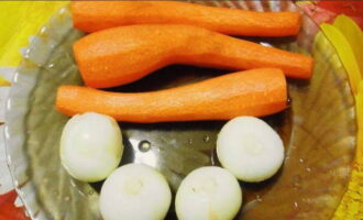 Снимаем шелуху с лука и кожицу с моркови, корнеплоды ополаскиваем.