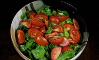 Помойте помидоры, удалите места крепления плодоножек, нарежьте дольками и добавьте в миску к салату.