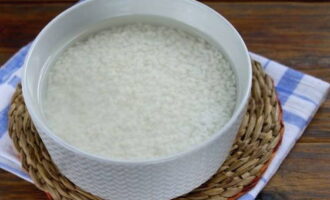 Рис заранее вымачиваем в холодной воде около 1 часа.