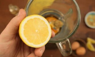 В эту массу добавить сок лимона с солью, сахарной пудрой и еще раз взбить.