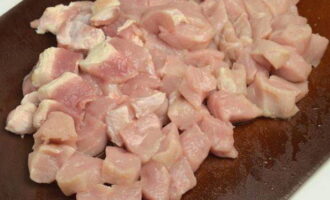 Гуляш из свинины с подливкой на сковороде готовится очень просто. Мясо зачищаем от пленок и прожилок, обдаем водой и разрезаем на пластины либо бруски.