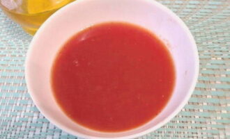 Указанное количество пасты из томатов разводим в половине стакана воды.