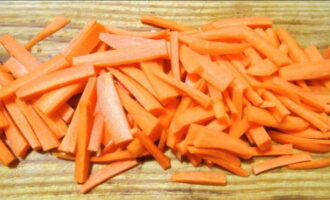 Морковку режем продолговатыми брусками средней толщины.