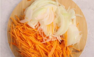 Не теряя времени, подготавливаем овощи: лук режем тонкими полукольцами, свеклу и морковь – соломкой, картофель и томаты на брусочки. Зубцы чеснока пропускаем через пресс.
