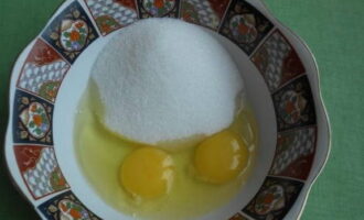 В другой емкости соединяем ванилин, соль, яйца и сахарный песок.