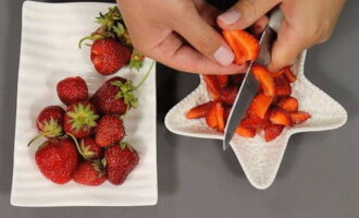 Не теряя времени, промытые ягоды нарезаем небольшими ломтиками.