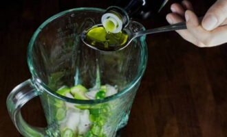 Далее возьмите блендер для приготовления салатной заправки. Нарезанные перец чили и авокадо выложите в чашу. Влейте оливковое масло. Кстати, чили можно добавлять по желанию. 