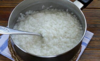 В процессе варки рис перемешиваем и выпаривая всю влагу.
