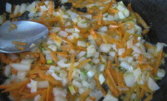 Обжарьте измельченную морковку и лук на растительном масле в течение 4-6 минут. Овощи должны стать мягкими.
