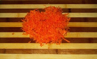 Очистите морковку, срежьте кончики с двух сторон, помойте и натрите на крупной терке.