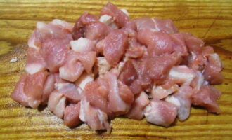 Промытое мясо нарезаем небольшими ломтиками.