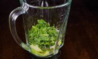 Выдавите в чашу лимонный сок и добавьте свежую кинзу.