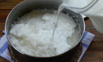 Дальше рис заливаем горячим молоком.