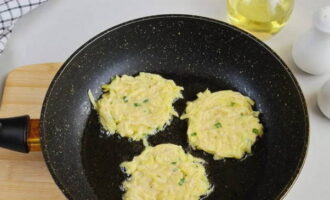 Раскаляем растительное масло в сковороде и столовой ложкой выкладываем картофельную массу.