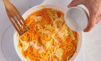 В сковородке разогреваем растительное масло и пассеруем морковку с луком до мягкости, посыпаем сахаром и продолжаем жарку до золотистости.