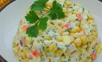 Классический салат с крабовыми палочками, кукурузой и яйцом готов. Выкладывайте на тарелку и подавайте к столу!