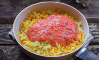 Выливаем томатную кашицу к капусте, размешиваем и продолжаем томить под крышкой еще 25-30 минут.