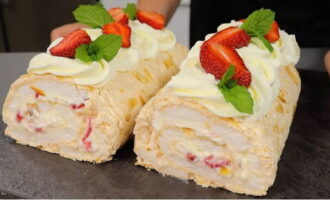 Меренговый рулет готов! Охлажденный десерт декорируем свежей мятой и ягодами. Приятного чаепития!