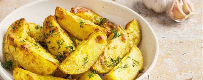 Картофель по-деревенски с паприкой в духовке: рецепт - Лайфхакер