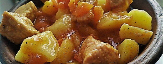 Гуляш из свинины с подливкой на сковороде - 10 пошаговых рецептов с фото
