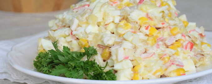 Салат из крабовых палочек, кукурузы и огурца – пошаговый рецепт приготовления с фото