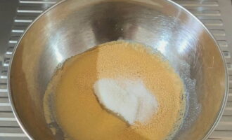 Как приготовить домашние булочки с корицей в духовке? В теплом молоке растворяем дрожжи и сахарный песок, настаиваем в течение 10 минут.
