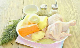 Как приготовить вкусный куриный суп? Овощи очищаем и ополаскиваем, промываем мясо и зелень.