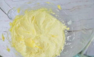 Как приготовить печенье в домашних условиях в духовке? Мягкое сливочное масло взбиваем миксером вместе с ванилином и сахарным песком.