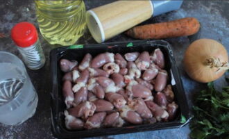 Как вкусно приготовить куриные сердечки? Продукты, необходимые для рецепта выкладываем на рабочий стол.