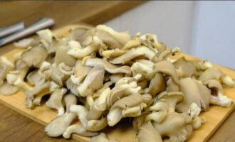 Маринованные вешенки легко и быстро можно приготовить в домашних условиях. Первым делом хорошенько промываем грибы и по желанию разрезаем на небольшие кусочки.