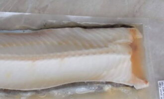Как приготовить вкусное блюдо из зубатки? Сперва размораживаем рыбу естественным образом.