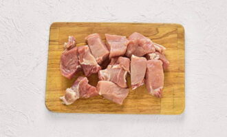 Маринад для шашлыка из свинины готовится очень просто. Мясо для шашлыка обмойте, просушите и нарежьте кубиками.