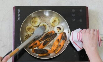 Как приготовить самый вкусный борщ? Одну луковицу и одну морковь разделываем на крупные части и обжариваем до сильно румяной корочки на сковороде. Готовим овощи без масла, на сухой поверхности.
