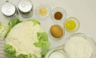 Цветная капуста в кляре с хрустящей корочкой на сковороде готовится очень просто. Подготовим необходимые продукты по списку.