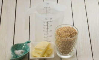 Как сварить рассыпчатую пшеничную кашу? Подготовим необходимые продукты в нужном количестве.