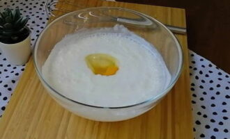 Как испечь пышные оладьи на кефире по лучшему проверенному рецепту? В глубокую миску вливаем теплый жирный кефир. Добавляем сюда соль, сахар и разбиваем куриное яйцо. Хорошенько перемешиваем продукты венчиком.
