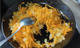Как приготовить тефтели в томатном соусе в духовке? Тертую на терке морковку и мелкие кубики лука пассеруем на растительном масле 5-7 минут, часто помешивая.