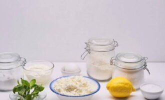 Как приготовить ленивые вареники из творога по классическому рецепту? Подготовьте все необходимые ингредиенты для приготовления ленивых вареников и вкусного соуса к ним.