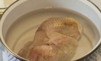 Бабушкин суп с клецками на курином бульоне готовится очень просто. Куриные бедра выкладываем в кастрюлю, заливаем водой и ставим на плиту.