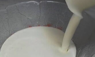 Как испечь заварные блины на кефире с кипятком? Отмеряем необходимое количество кефира комнатной температуры и вливаем его в глубокую миску.