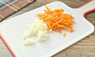 Как приготовить фрикадельки с подливкой на сковороде? Мелко рубим ножом репчатый лук и натираем на терке морковь.