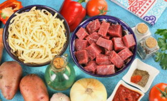 Как приготовить лагман по классическому пошаговому рецепту в домашних условиях? Все необходимое выкладываем на стол: овощи очищаем и ополаскиваем, мясо промываем и режем достаточно крупными кубиками.