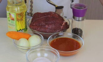Как приготовить мягкую тушеную говядину с подливкой на сковороде? Подготовьте все необходимые продукты для тушения нежной говядины. Очистите лук и морковку.
